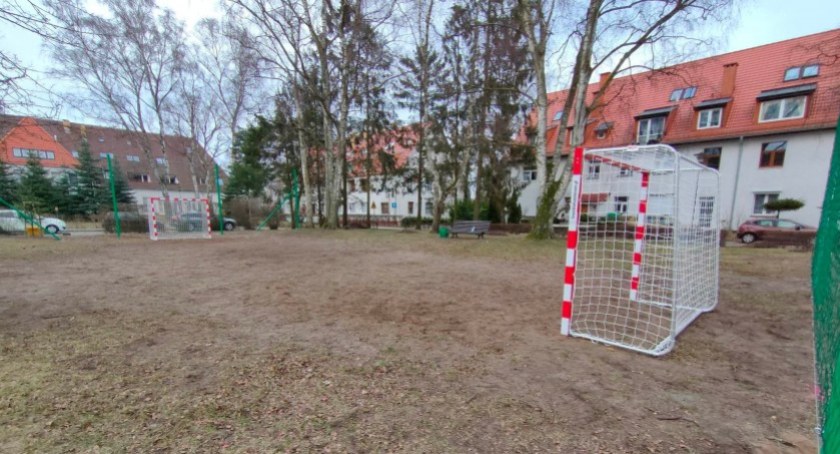 Szykuje się remont boiska przy ul. Krzemienieckiej. Firma z Łodzi wykona dokumentację projektową dla inwestycji