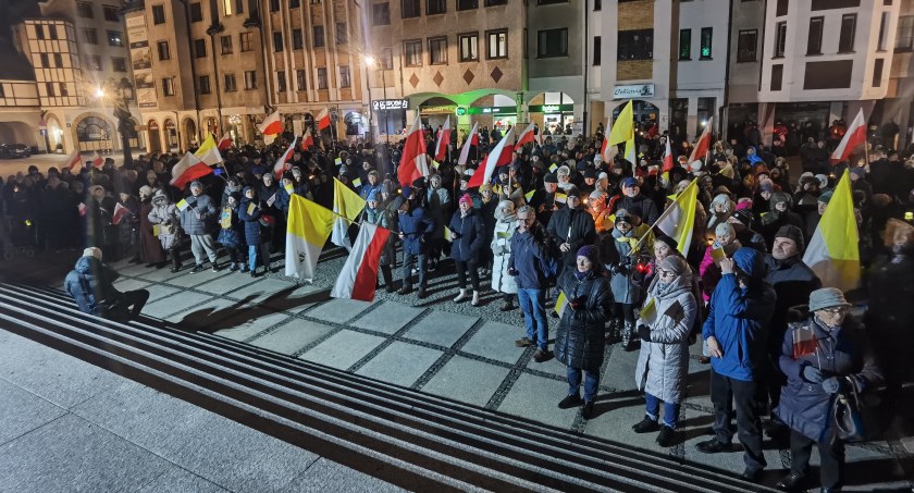 „Razem przy św. Janie Pawle II”. W zgromadzeniu wzięło kilkaset osób (foto, video)