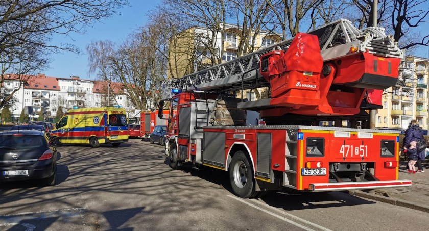 Akcja ratowników w Kołobrzegu. Strażacy weszli do mieszkania