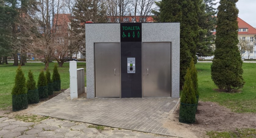 Nowoczesna toaleta na Skwerze Pionierów już działa. Zastąpiła najbardziej awaryjny miejski szalet
