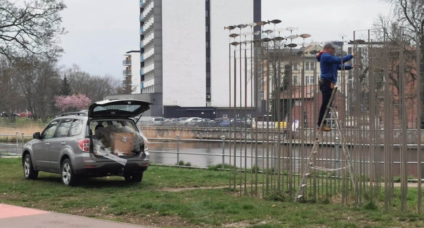 Rozpoczął się montaż instalacji „Ławica. Słynne rybki wrócą do końca miesiąca