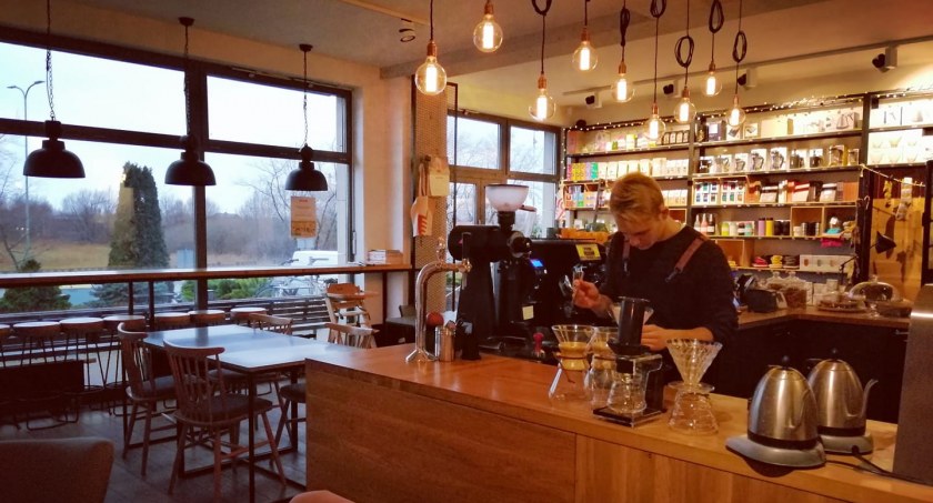 Praca w kawiarni Coffedesk na osiedlu Bajkowym w Kołobrzegu 