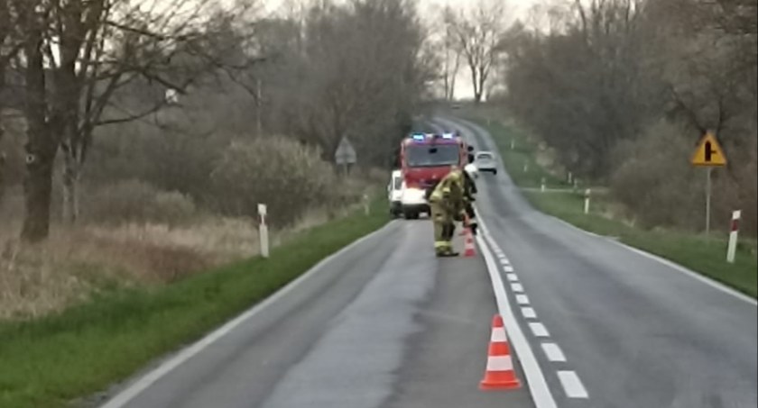Ponad kilometrowa plama śliskiej substancji na drodze nr 163