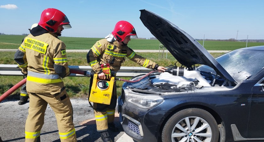 Akcja straży na S6. BMW zapaliło się w trakcie jazdy  (foto)