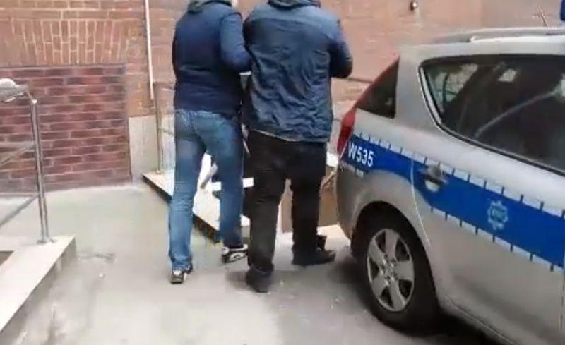 Stawiał opór przy zatrzymaniu. Kopał i... gryzł policjantów