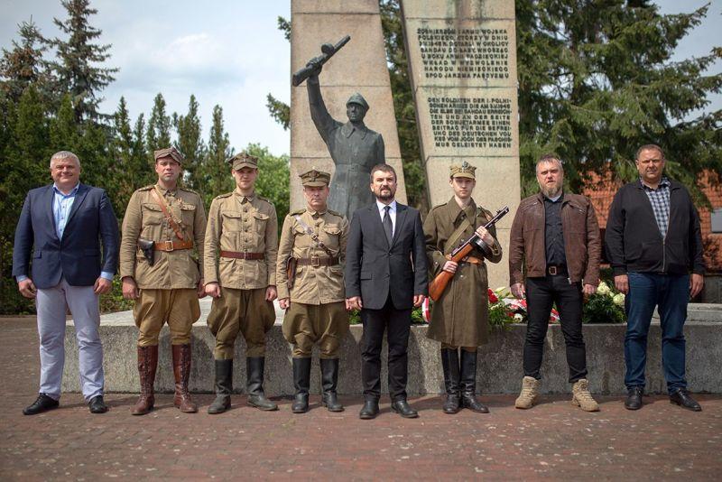 Rogatywki z orłem wróciły do Sandau - upamiętnienie Dnia Zwycięstwa