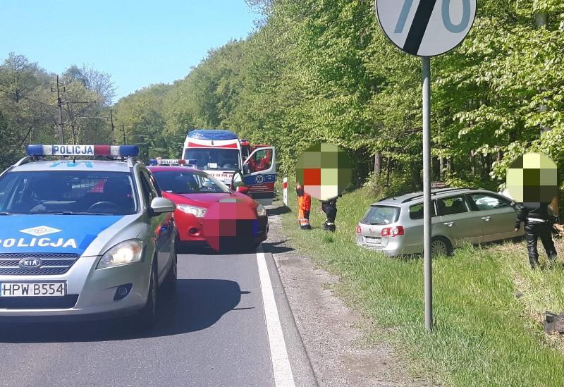 Passat wypadł z drogi i uderzył w drzewo