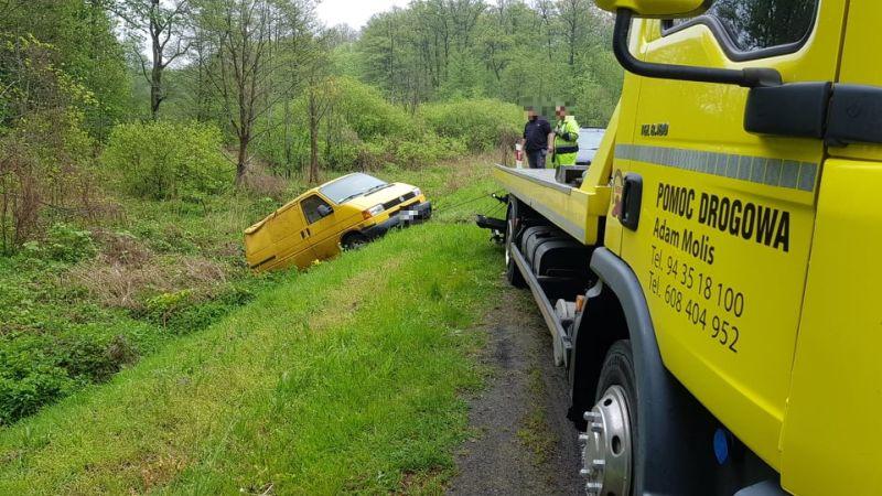 VW zjechał z drogi - uważajcie miejscami może być ślisko