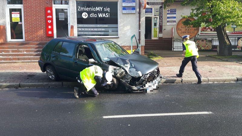 Skosił znak i wjechał w schody (Foto)