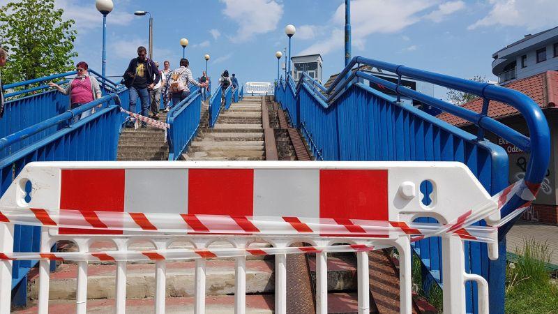 Kładka częściowo zamknięta