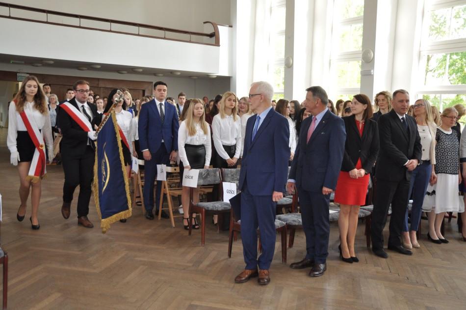 Maturzyści zakończyli w piątek rok szkolny. Najlepsi otrzymali nagrody