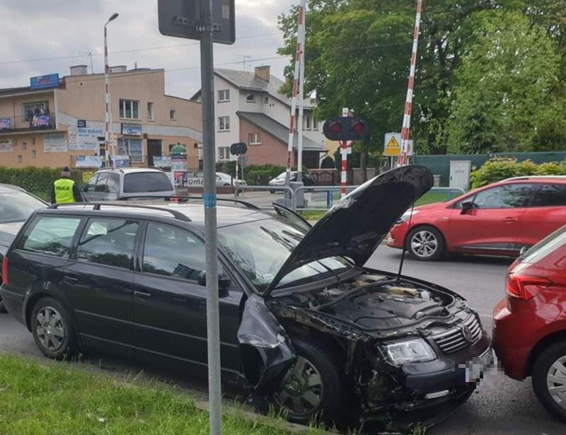 Rozbił znaki i wjechał w inny samochód - był pijany