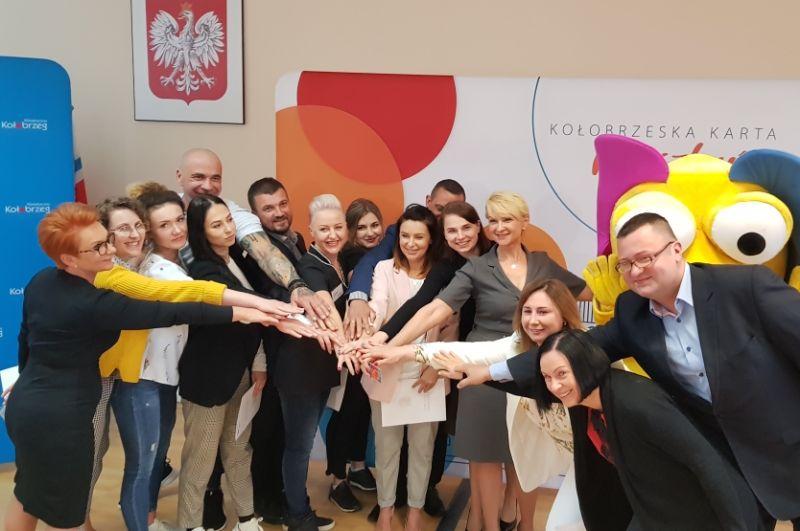 Karta Mieszkańca – są już pierwsi partnerzy programu. Firmy oferują zniżki dla kołobrzeżan (video)