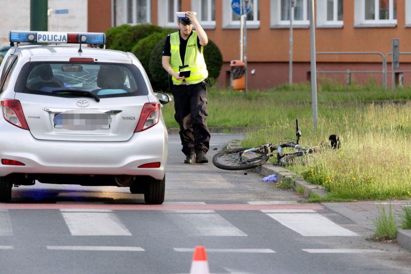 Zderzenie rowerzysty z samochodem u zbiegu Myśliwskiej i Koszalińskiej
