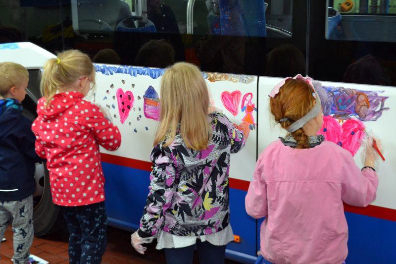 Przedszkolaki pomalowały autobus Komunikacji Miejskiej