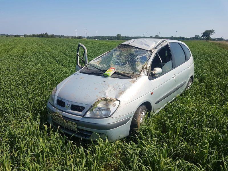 Prowadził po pijaku, dachował i uciekł w krzaki 