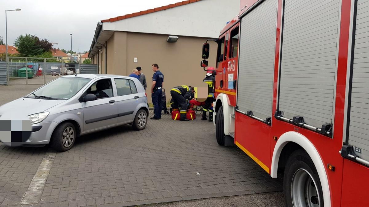 Starsza kobieta została potrącona na parkingu 
