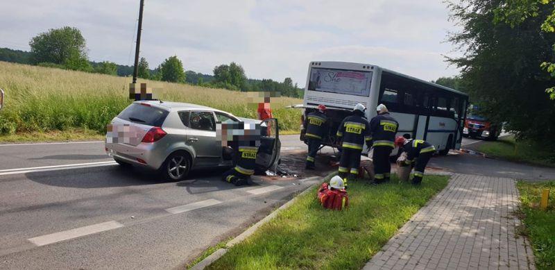 Wjechała w tył autobusu.  Droga nr 11 zablokowana  
