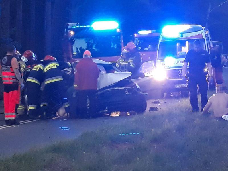 Śmiertelny wypadek na trasie Dźwirzyno-Rogowo. Pasażer zginął na miejscu