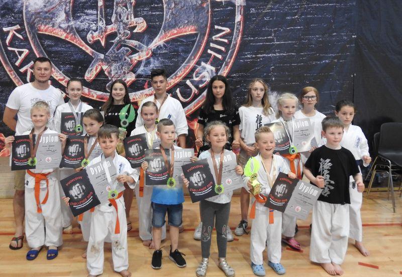 10 medali karateków