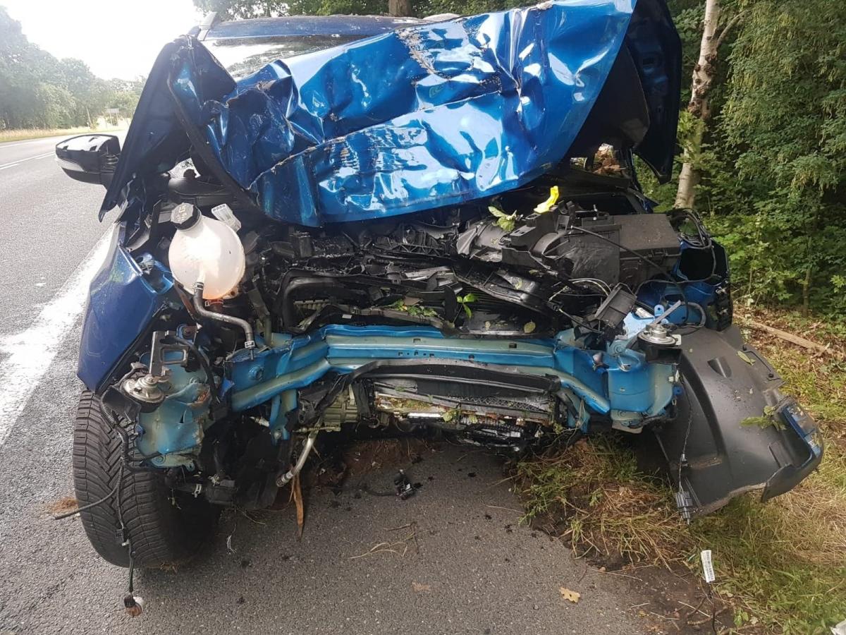 Ford wypadł z trasy i uderzył w drzewo