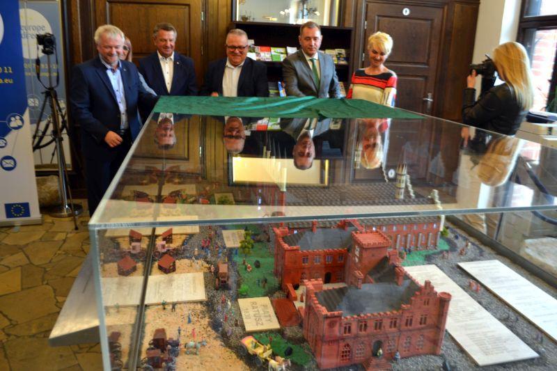 Kołobrzeskie ratusze w 3D. Makieta zrobiona przez uczniów 