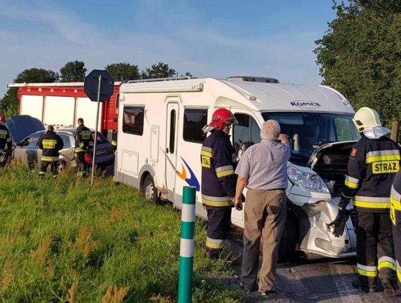 Kamper zderzył się z osobówką