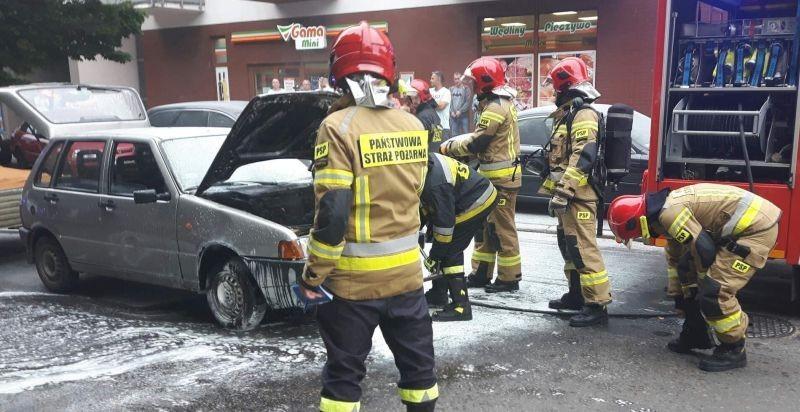 W centrum Kołobrzegu zapalił się samochód w trakcie jazdy