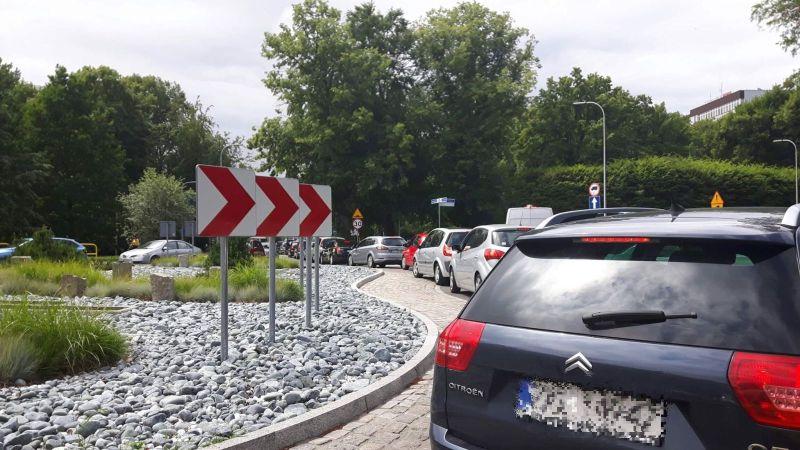 Uzdrowisko zablokowane, przez miasto też trudno przejechać. Czyli sezon w Kołobrzegu w pełni