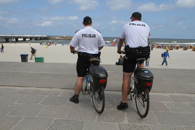 Znieważył policjantów,  ratownika i oddawał mocz na plaży