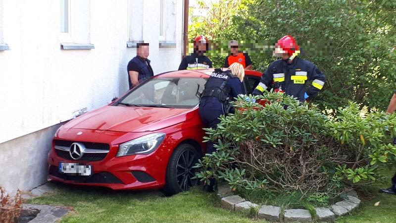 Mercedes wjechał w budynek (Foto)