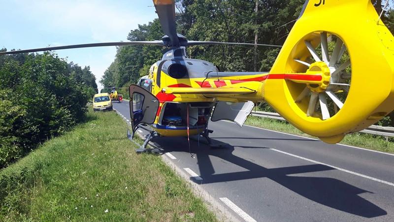 Dwa śmigłowce ratunkowe, karetki straż i policja działają na drodze 102. (foto)