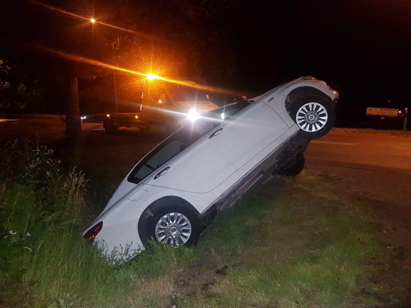 Fiat wpadł do rowu. Kto kierował?
