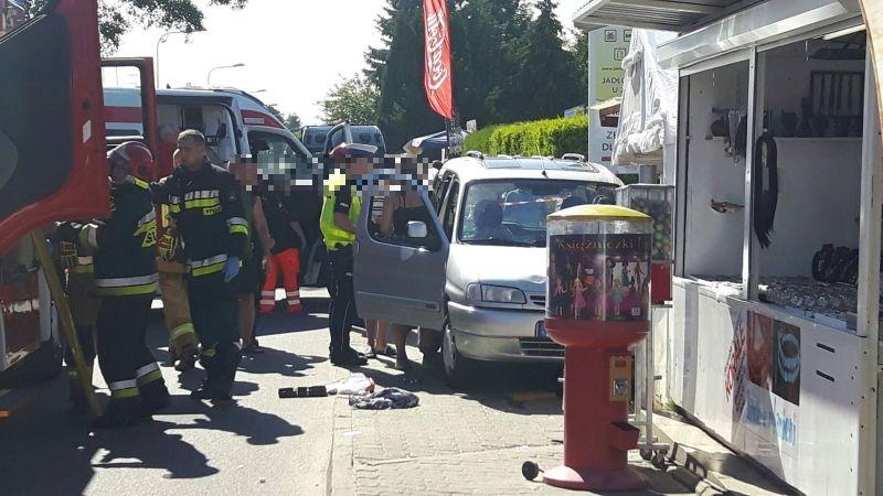 Samochód wjechał w trójkę pieszych (Foto)