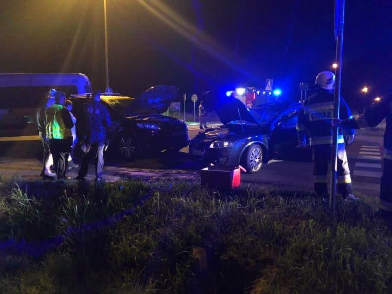 Nocna kolizja dwóch samochodów osobowych