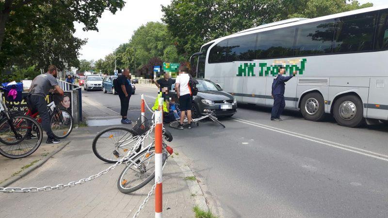 Wypadek na Młyńskiej.  Wyprzedzali się rowerzyści, a ich samochód