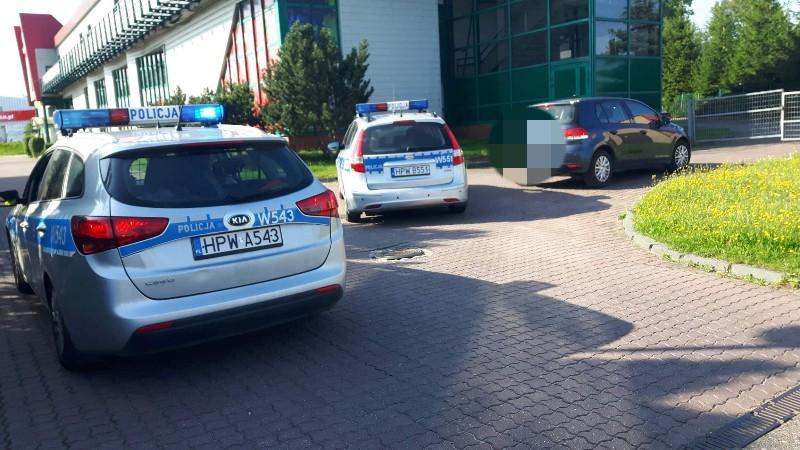 Po wjechaniu w znaki drogowe VW odjechał. Mężczyzna nie przyznawał sie do prowadzenia pojazdu