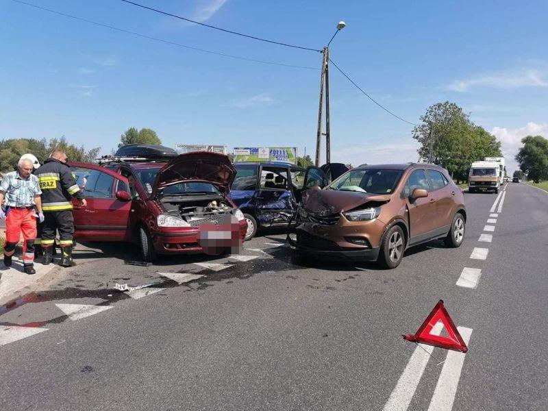 Kolizja trzech osobówek wywołała spore utrudnienia na DK11