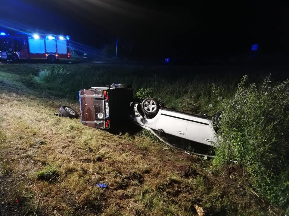 Nocne dachowanie na DK nr 6