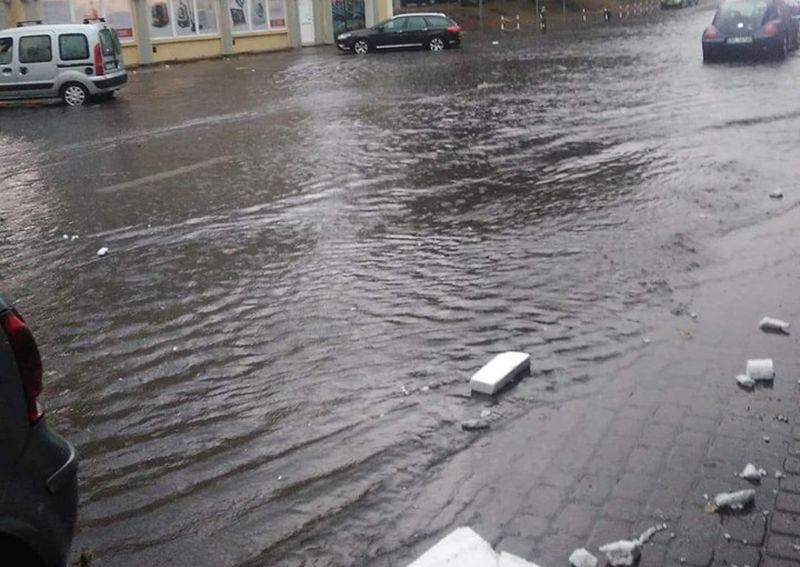 Silna nawałnica nad Kołobrzegiem. Zalane ulice w mieście (video)
