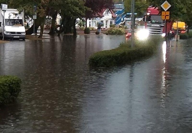 Zalało ulice w mieście, część z nich zamknięto (video, Wasze foto)