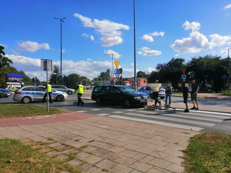 Kobieta przejeżdżała w dozwolonym miejscu. Została potrącona przez Volvo 