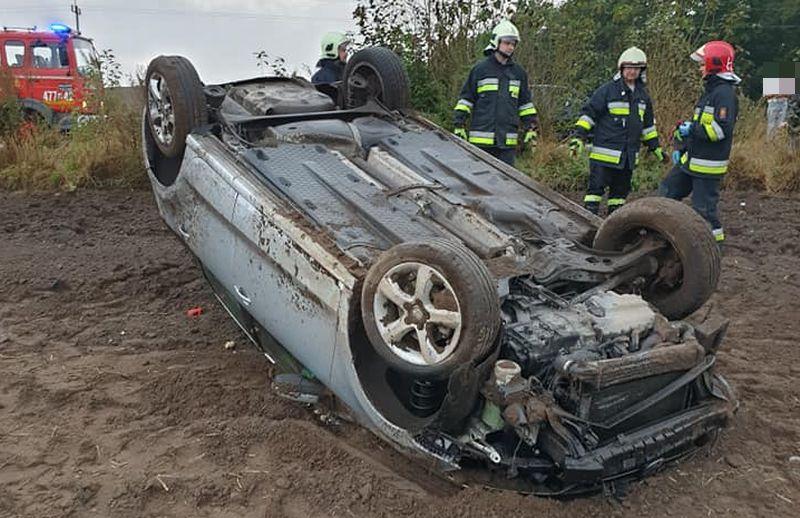Dachowała w polu (Foto)