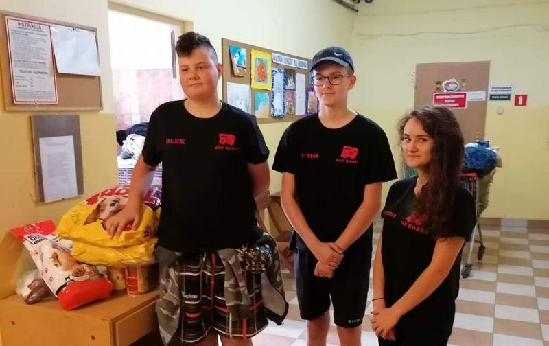 Młodzież z Robunia przyjechała do schroniska z prezentami