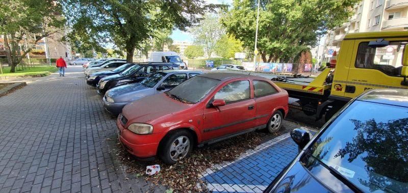 Samochody stały porzucone. Strażnicy je odholowali