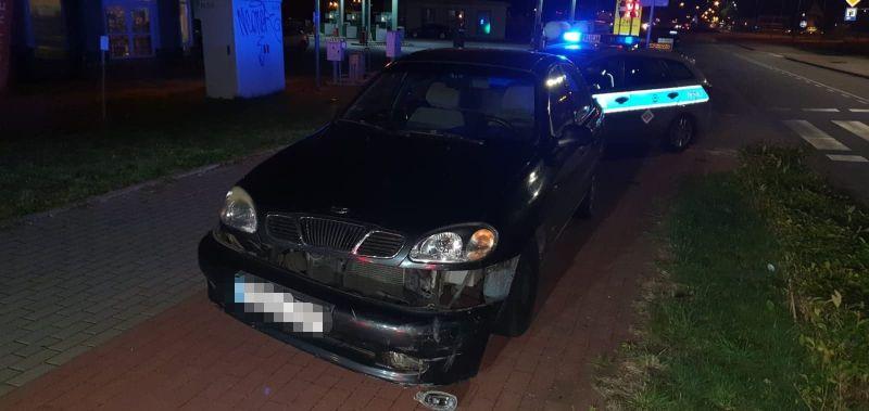 Dziwna sytuacja na drodze z alkoholem w tle. Poszkodowany zniknął, nikt się nie przyznaje do kierowania