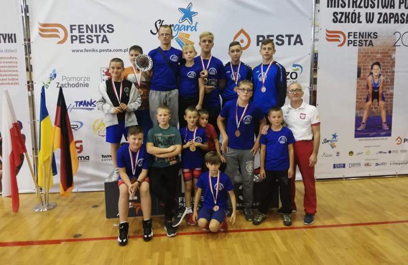 Młodzi zapaśnicy z medalami