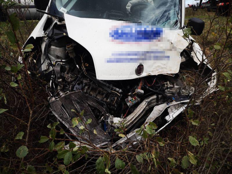 Uderzył w drzewo i wielokrotnie dachował (Foto)
