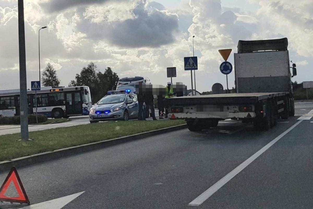 Samochód ciężarowy potrącił rowerzystę