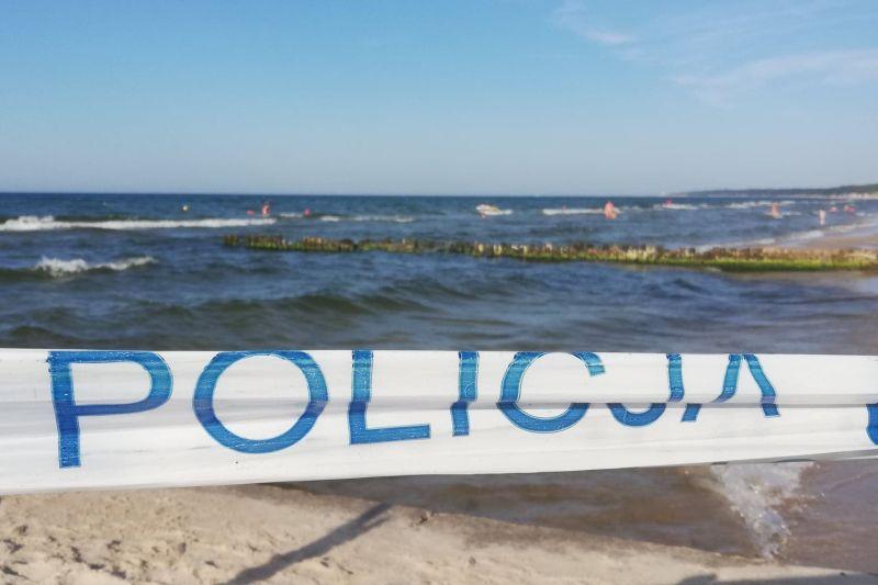 Ciało leży na plaży. Nikt nie chce wypisać dokumentów 